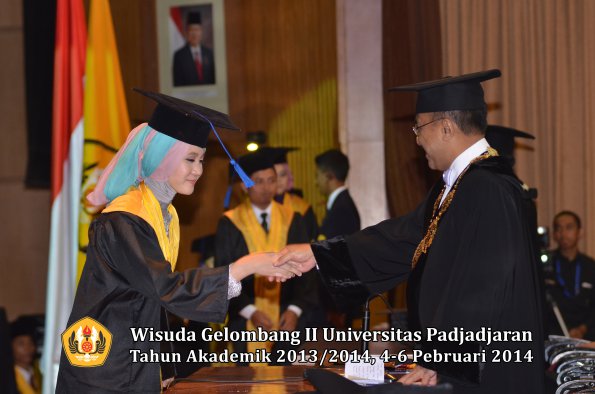 wisuda-unpad-gel-ii-ta-2013_2014-fakultas-isip-oleh-rektor-034