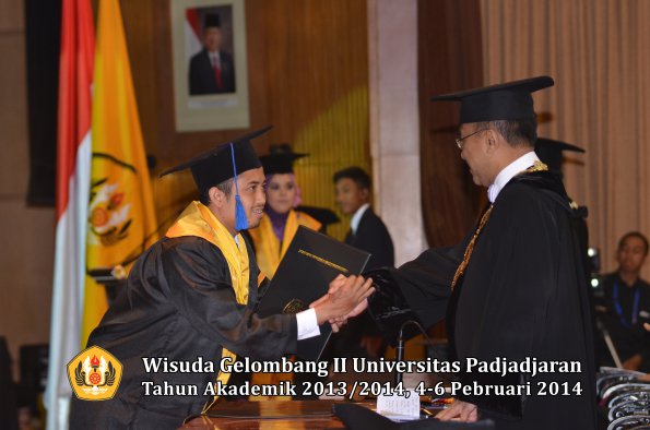 wisuda-unpad-gel-ii-ta-2013_2014-fakultas-isip-oleh-rektor-035