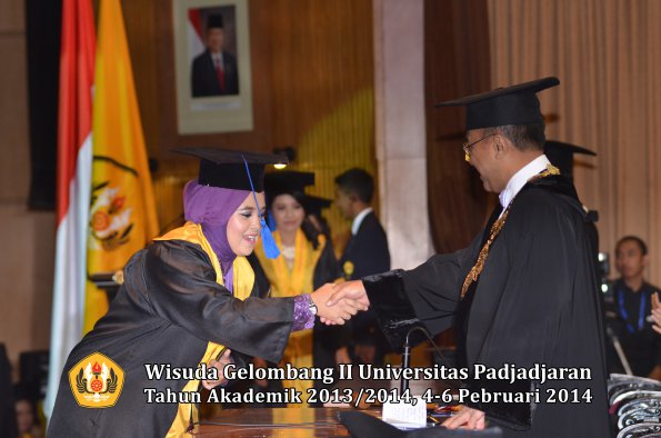 wisuda-unpad-gel-ii-ta-2013_2014-fakultas-isip-oleh-rektor-036