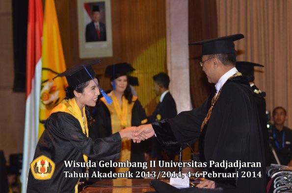 wisuda-unpad-gel-ii-ta-2013_2014-fakultas-isip-oleh-rektor-037