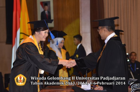 wisuda-unpad-gel-ii-ta-2013_2014-fakultas-isip-oleh-rektor-038