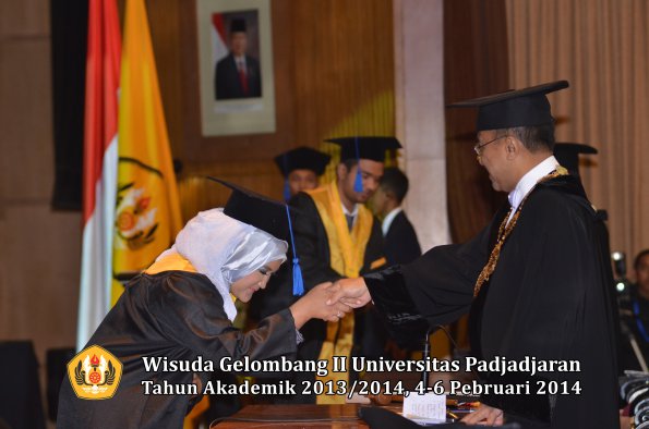 wisuda-unpad-gel-ii-ta-2013_2014-fakultas-isip-oleh-rektor-039