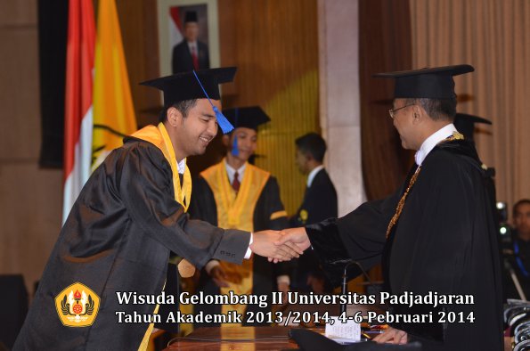 wisuda-unpad-gel-ii-ta-2013_2014-fakultas-isip-oleh-rektor-040