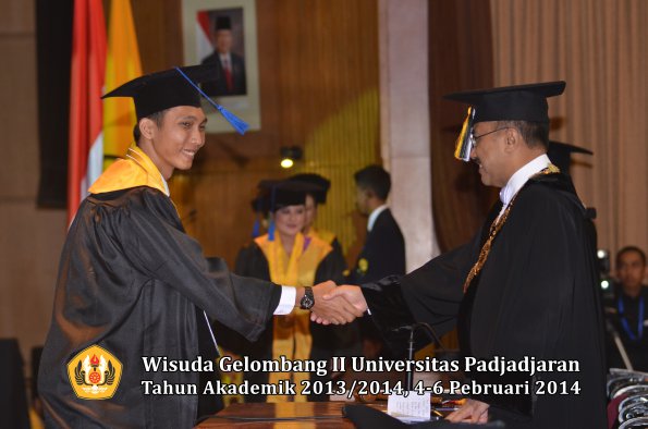 wisuda-unpad-gel-ii-ta-2013_2014-fakultas-isip-oleh-rektor-041