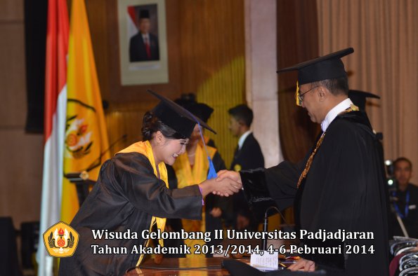 wisuda-unpad-gel-ii-ta-2013_2014-fakultas-isip-oleh-rektor-042