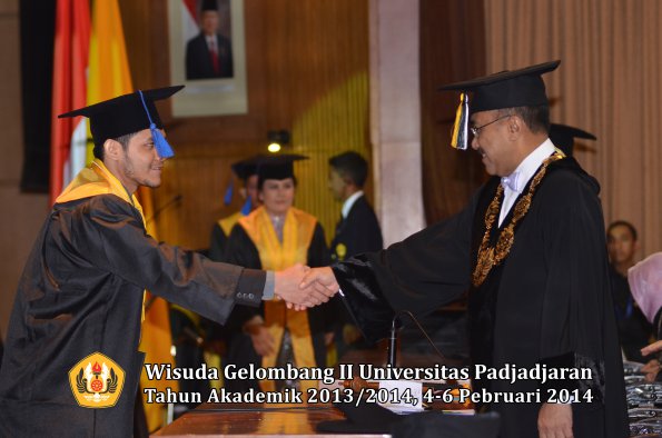 wisuda-unpad-gel-ii-ta-2013_2014-fakultas-isip-oleh-rektor-043