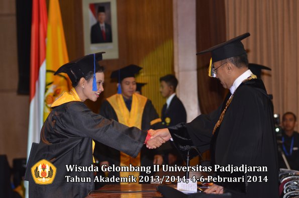 wisuda-unpad-gel-ii-ta-2013_2014-fakultas-isip-oleh-rektor-044