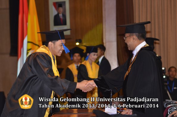 wisuda-unpad-gel-ii-ta-2013_2014-fakultas-isip-oleh-rektor-045