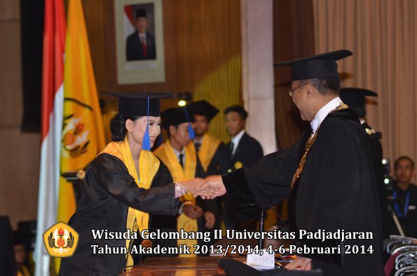 wisuda-unpad-gel-ii-ta-2013_2014-fakultas-isip-oleh-rektor-046