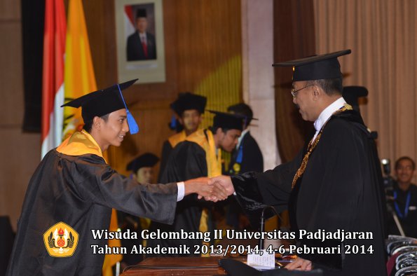 wisuda-unpad-gel-ii-ta-2013_2014-fakultas-isip-oleh-rektor-047