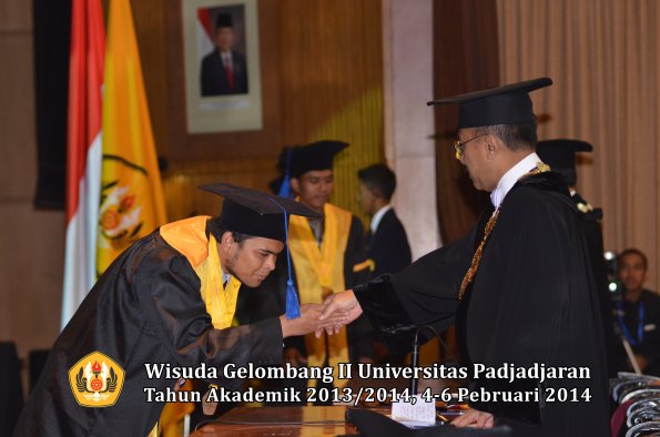 wisuda-unpad-gel-ii-ta-2013_2014-fakultas-isip-oleh-rektor-048