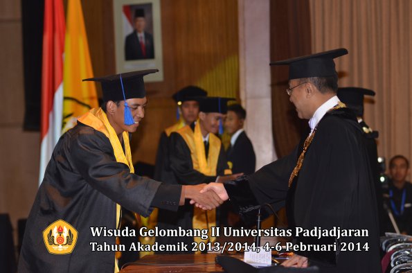 wisuda-unpad-gel-ii-ta-2013_2014-fakultas-isip-oleh-rektor-049