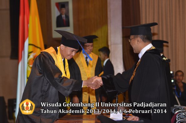 wisuda-unpad-gel-ii-ta-2013_2014-fakultas-isip-oleh-rektor-050