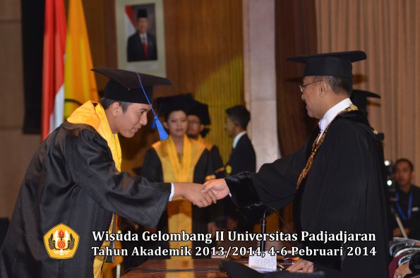 wisuda-unpad-gel-ii-ta-2013_2014-fakultas-isip-oleh-rektor-051