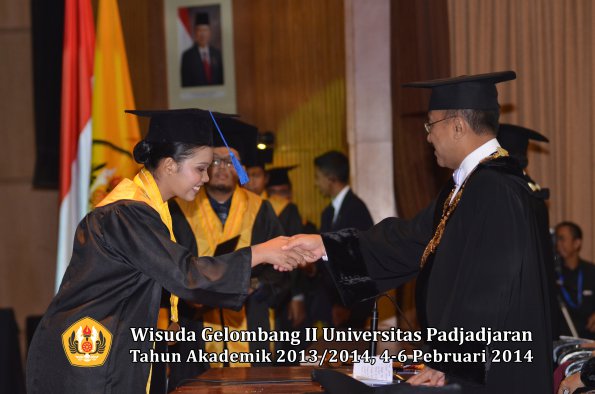 wisuda-unpad-gel-ii-ta-2013_2014-fakultas-isip-oleh-rektor-052