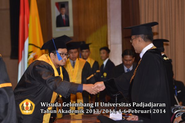 wisuda-unpad-gel-ii-ta-2013_2014-fakultas-isip-oleh-rektor-053