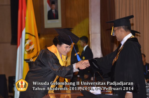 wisuda-unpad-gel-ii-ta-2013_2014-fakultas-isip-oleh-rektor-054