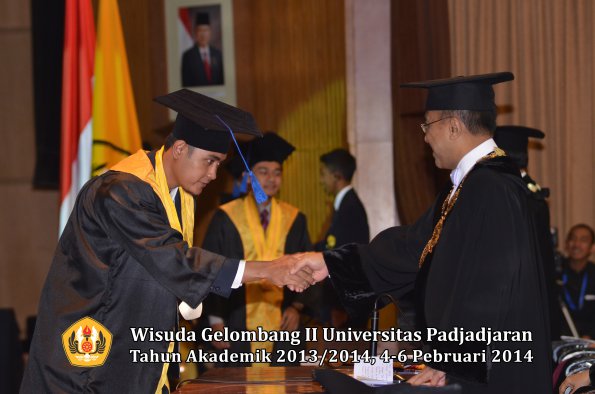 wisuda-unpad-gel-ii-ta-2013_2014-fakultas-isip-oleh-rektor-056