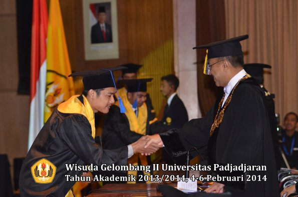 wisuda-unpad-gel-ii-ta-2013_2014-fakultas-isip-oleh-rektor-057