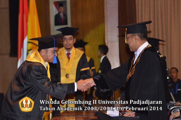 wisuda-unpad-gel-ii-ta-2013_2014-fakultas-isip-oleh-rektor-058