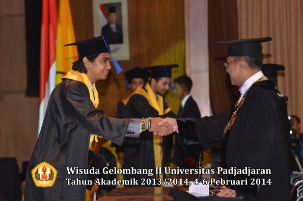 wisuda-unpad-gel-ii-ta-2013_2014-fakultas-isip-oleh-rektor-060