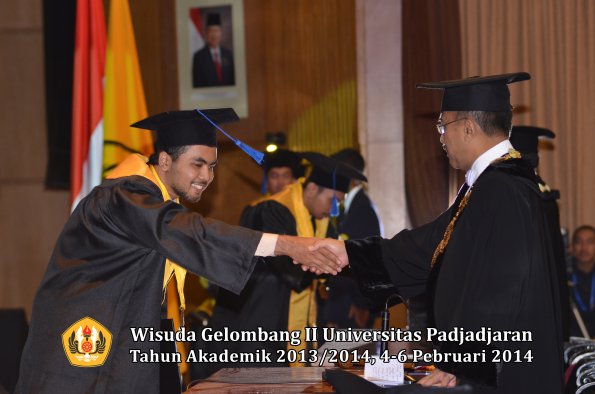 wisuda-unpad-gel-ii-ta-2013_2014-fakultas-isip-oleh-rektor-061