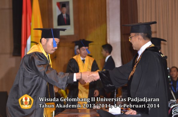 wisuda-unpad-gel-ii-ta-2013_2014-fakultas-isip-oleh-rektor-062