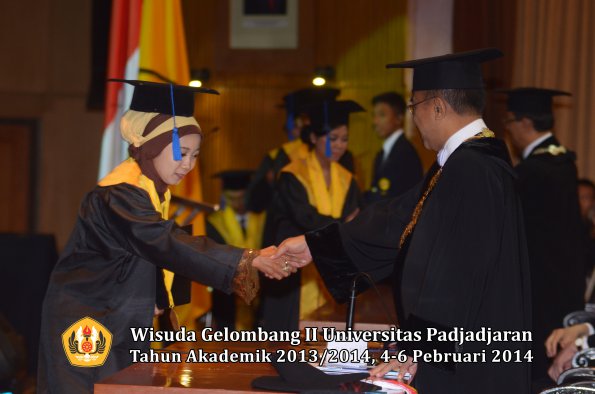 wisuda-unpad-gel-ii-ta-2013_2014-fakultas-isip-oleh-rektor-066