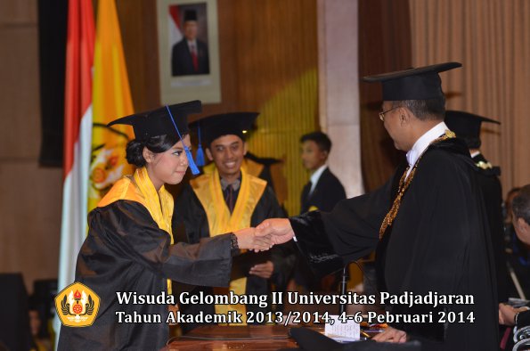 wisuda-unpad-gel-ii-ta-2013_2014-fakultas-isip-oleh-rektor-067