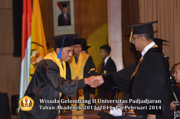 wisuda-unpad-gel-ii-ta-2013_2014-fakultas-isip-oleh-rektor-068