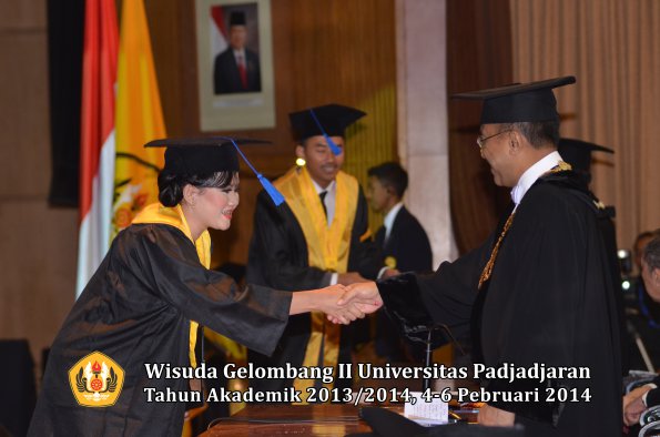 wisuda-unpad-gel-ii-ta-2013_2014-fakultas-isip-oleh-rektor-070