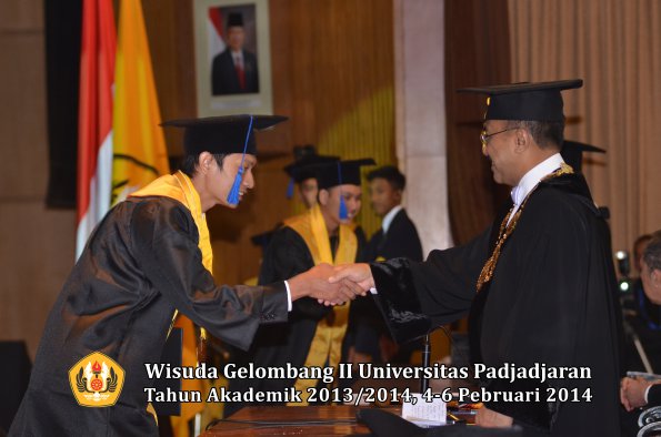 wisuda-unpad-gel-ii-ta-2013_2014-fakultas-isip-oleh-rektor-073