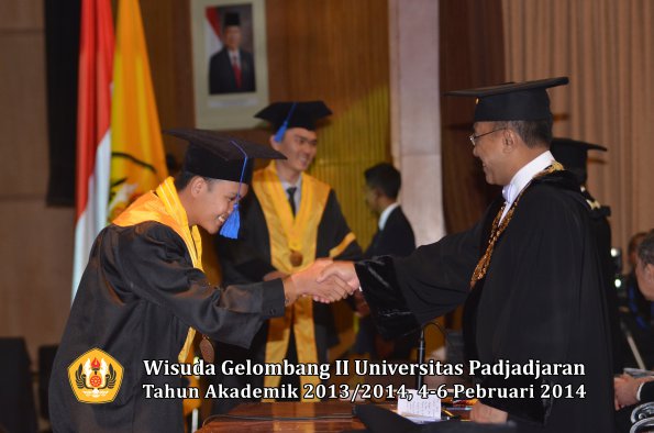 wisuda-unpad-gel-ii-ta-2013_2014-fakultas-isip-oleh-rektor-074