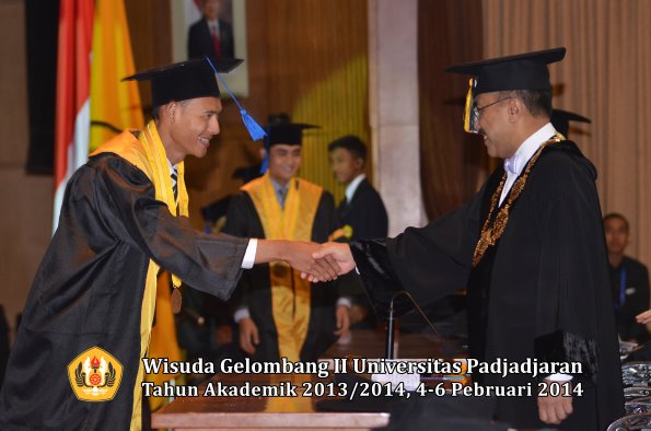 wisuda-unpad-gel-ii-ta-2013_2014-fakultas-isip-oleh-rektor-076