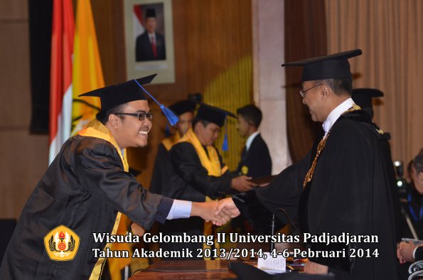 wisuda-unpad-gel-ii-ta-2013_2014-fakultas-isip-oleh-rektor-077