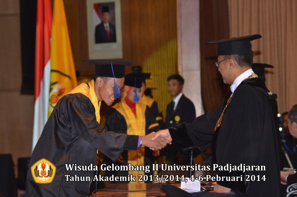 wisuda-unpad-gel-ii-ta-2013_2014-fakultas-isip-oleh-rektor-079