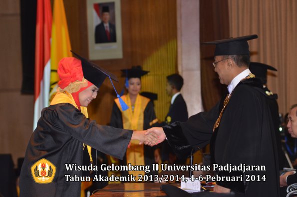 wisuda-unpad-gel-ii-ta-2013_2014-fakultas-isip-oleh-rektor-080