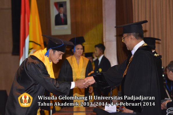 wisuda-unpad-gel-ii-ta-2013_2014-fakultas-isip-oleh-rektor-084