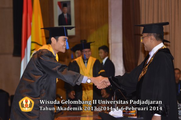 wisuda-unpad-gel-ii-ta-2013_2014-fakultas-isip-oleh-rektor-087