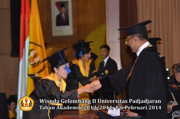 wisuda-unpad-gel-ii-ta-2013_2014-fakultas-isip-oleh-rektor-089