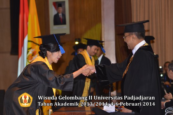 wisuda-unpad-gel-ii-ta-2013_2014-fakultas-isip-oleh-rektor-090