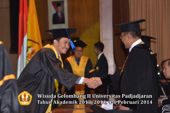 wisuda-unpad-gel-ii-ta-2013_2014-fakultas-isip-oleh-rektor-091