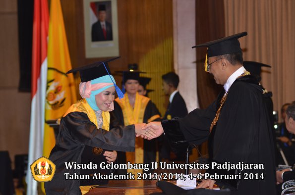 wisuda-unpad-gel-ii-ta-2013_2014-fakultas-isip-oleh-rektor-094