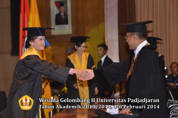 wisuda-unpad-gel-ii-ta-2013_2014-fakultas-isip-oleh-rektor-095