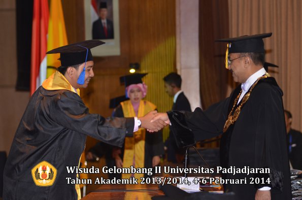 wisuda-unpad-gel-ii-ta-2013_2014-fakultas-isip-oleh-rektor-109