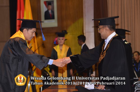 wisuda-unpad-gel-ii-ta-2013_2014-fakultas-isip-oleh-rektor-114