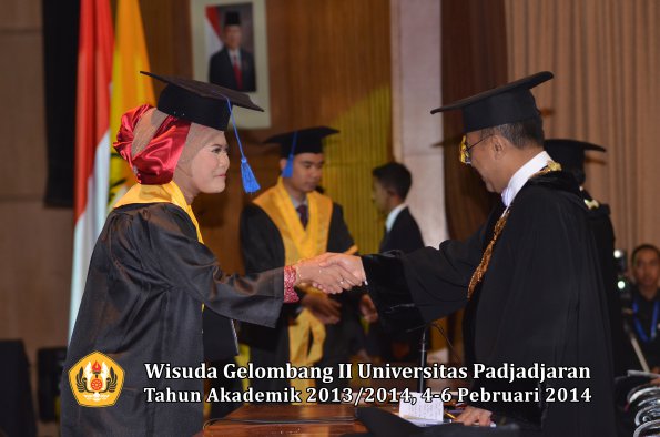 wisuda-unpad-gel-ii-ta-2013_2014-fakultas-isip-oleh-rektor-115