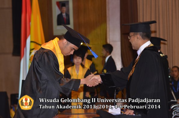 wisuda-unpad-gel-ii-ta-2013_2014-fakultas-isip-oleh-rektor-116