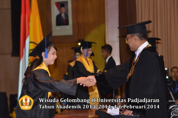 wisuda-unpad-gel-ii-ta-2013_2014-fakultas-isip-oleh-rektor-117