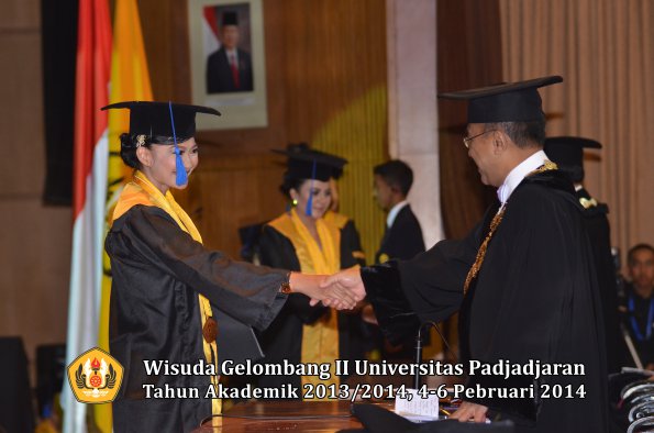 wisuda-unpad-gel-ii-ta-2013_2014-fakultas-isip-oleh-rektor-118